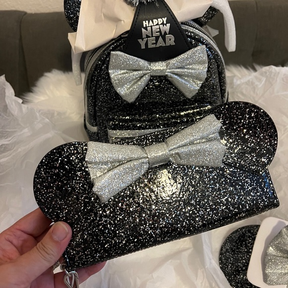 Loungefly Minnie Mouse Glitter Happy New Year Mini Backpack & Wallet - Picture 3 of 9